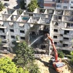 A inceput demolarea blocului fantoma din Pitesti