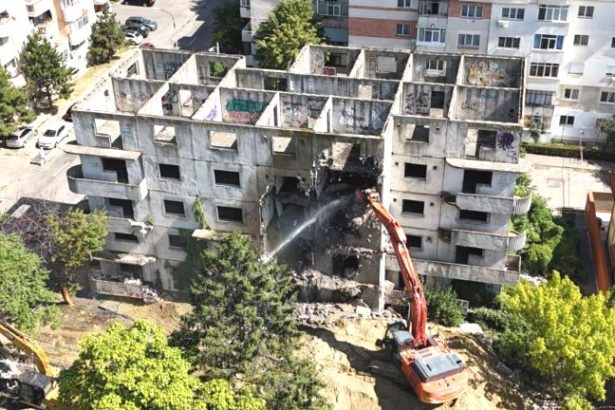 A inceput demolarea blocului fantoma din Pitesti