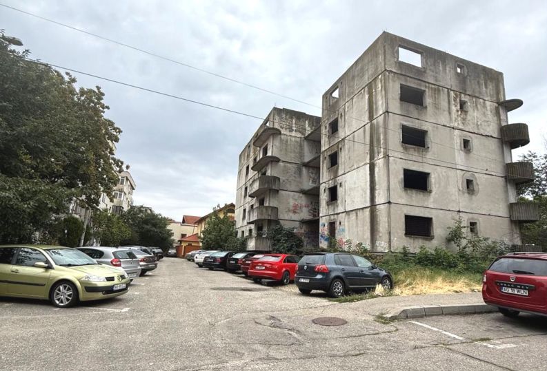 Incepe demolarea blocului fantoma din Pitesti