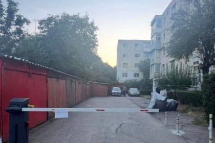 Bariera montata ilegal la un bloc din Pitesti