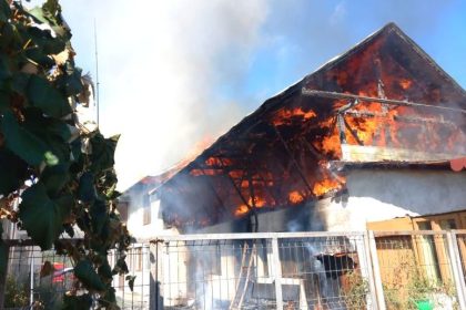 Incendiu devastator in Arges Casa si anexe afectate