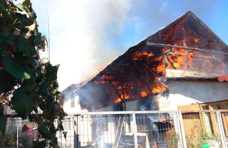 Incendiu devastator in Arges Casa si anexe afectate