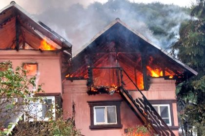 incendiu devastator in arges casa si anexe afectate