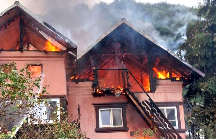 incendiu devastator in arges casa si anexe afectate