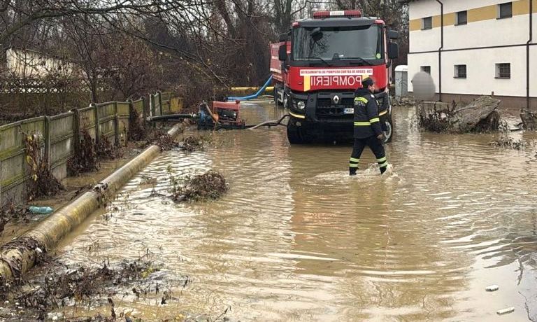 Curti inundate copaci cazuti Zonele afectate din Arges