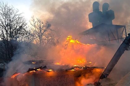 Incendiu puternic in Arges pompierii intervin