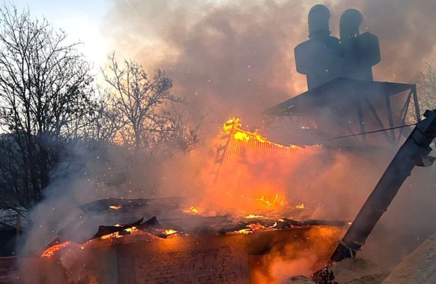 Incendiu puternic in Arges pompierii intervin