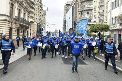 Protest masiv acum cu sute de angajati Dacia
