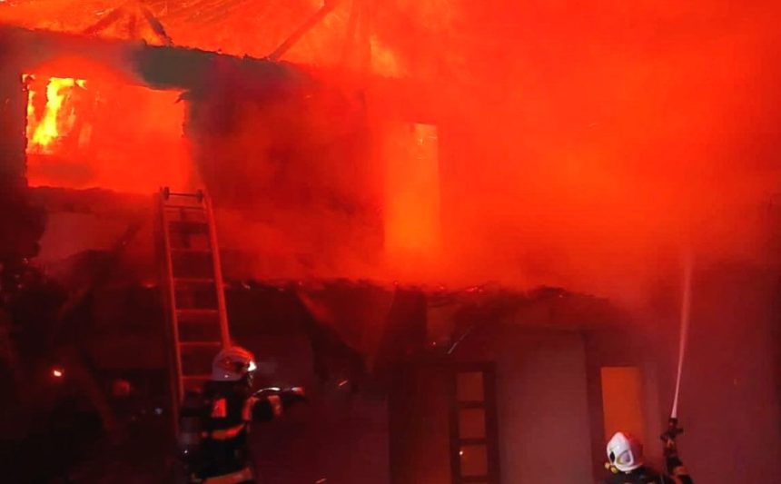 Incendiu devastator in Arges o persoana decedata