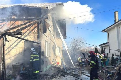 Incendiu puternic in Arges o casa arde