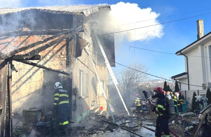 Incendiu puternic in Arges o casa arde