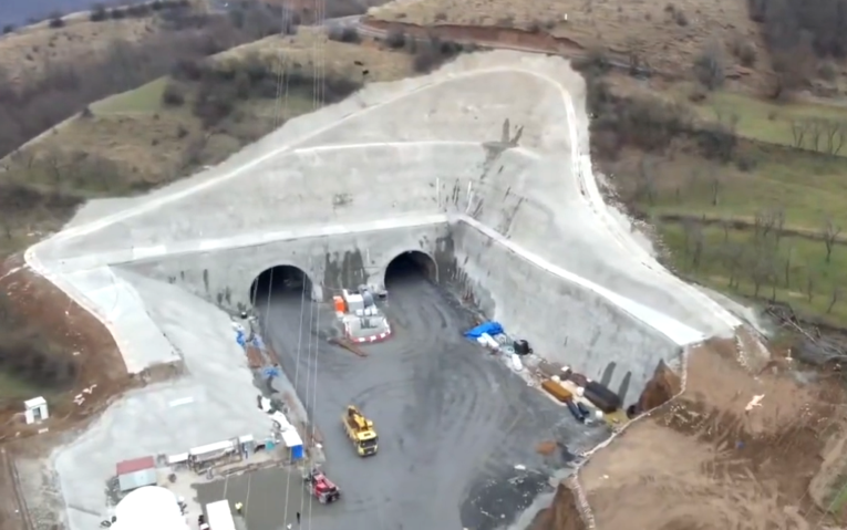VIDEO Ceva important pe autostrada Pitesti Sibiu
