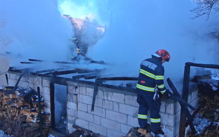 Incendiu in Arges pompierii intervin acum