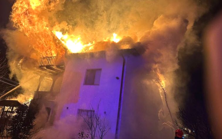 incendiu devastator in arges flacari intense