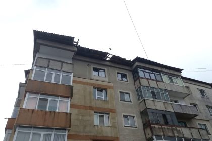 Arges in prezent Stalp cazut tabla de pe acoperis ravashita de vant