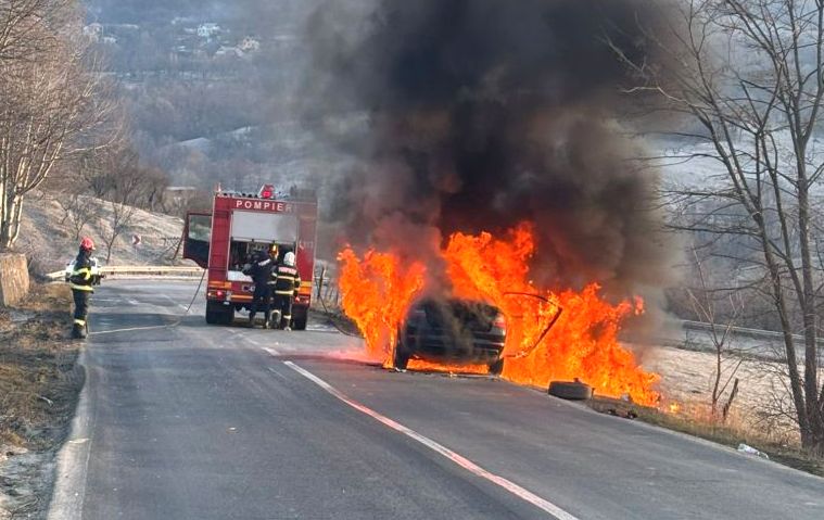 incendiu de masina flacari puternice urgenta in prezent in arges