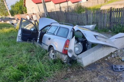 A intrat cu masina intr un cap de pod Acident in Arges