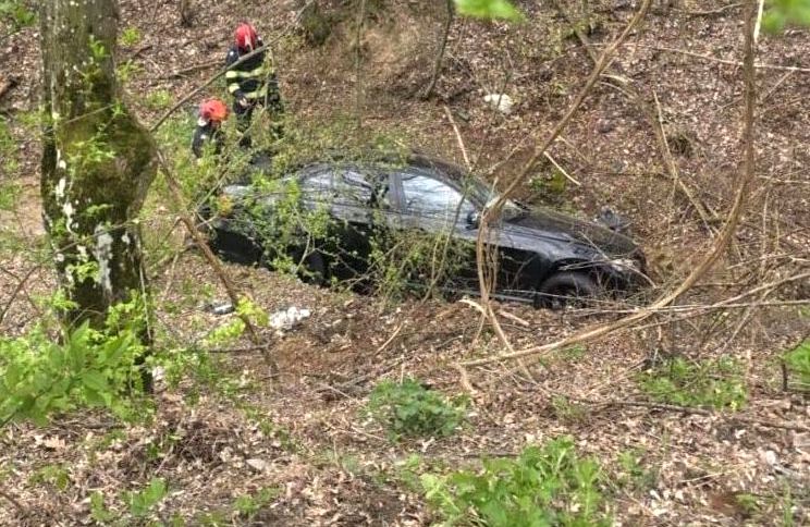 Arges A intrat cu masina in padure soferul era baut