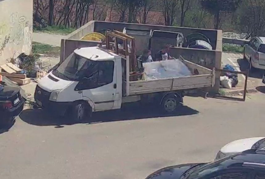 Capturati in acte in cartierul pitestean Razboieni