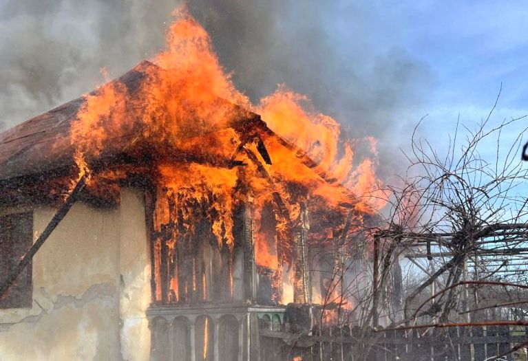 Pompierii si SMURD ul urgenta Incendiu in acest moment in Arges