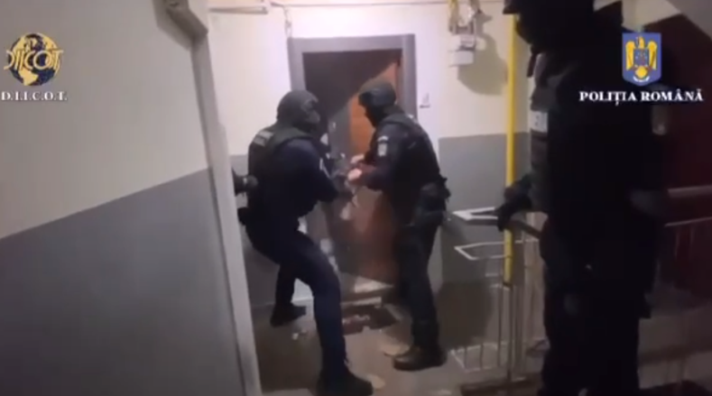 VIDEO Perchezitii in Pitesti si arestari