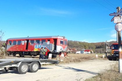 Acum in Arges Masina lovita de tren