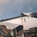 Copaci doborati masini deteriorate acoperis smuls de vant