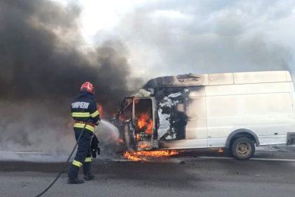 VIDEO Incendiu de automobil in Arges Flacari intense fum gros