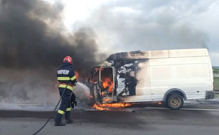 VIDEO Incendiu de automobil in Arges Flacari intense fum gros