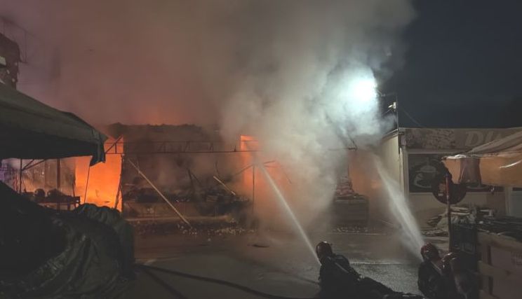 Arde intens in piata en gros de pe depozitelor zona CNCD