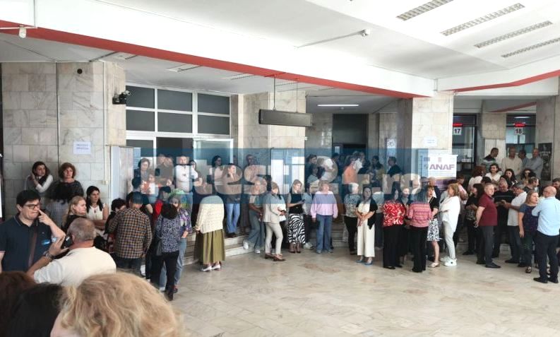 Protest la Directiona Finantelor Publice Arges