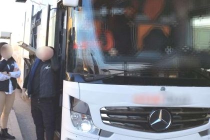 Soc intr o scoala din Pitesti inainte ca elevii sa porneasca in excursie