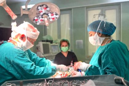 premiera medicala in arges doctorii alexandru stoian si adriana petolea interventie reusita