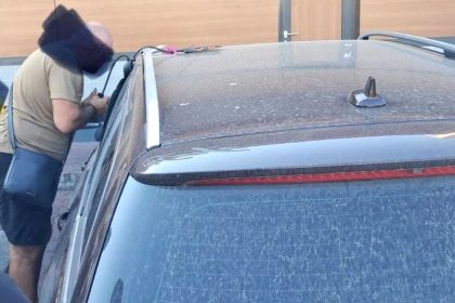 Bebelus prins in masina in mijlocul caniculei