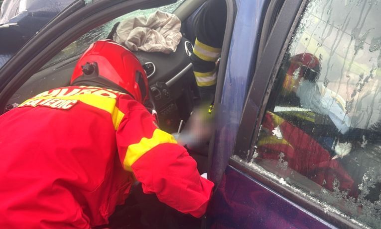 Sofer prins in masina accident cu victime in Arges