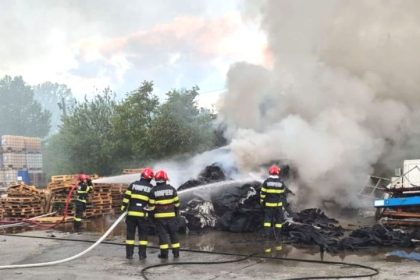 VIDEO Incendiu devastator la o fabrica din Arges