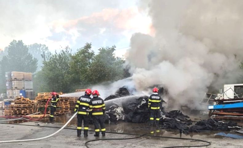 VIDEO Incendiu devastator la o fabrica din Arges