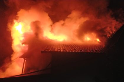 incendiu devastator in arges o victima a fost preluata de smurd