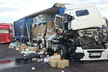 Accident grav în Argeș: două TIR-uri s-au ciocnit violent