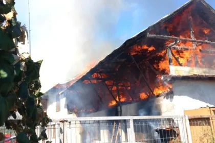 Incendiu puternic în Argeș. Care este cauza focului